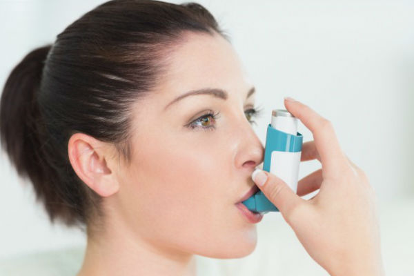 Признаки астмы у взрослого - часто повторяющиеся приступы кашля, сопровождающегося хрипами и свистом в груди