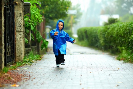 Можно ли гулять с ребенком при кашле и соплях: мнение врачей о пользе свежего воздуха