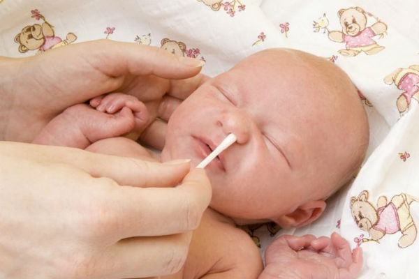 Как почистить нос новорожденному от соплей, применяя специальные средства и приспособления