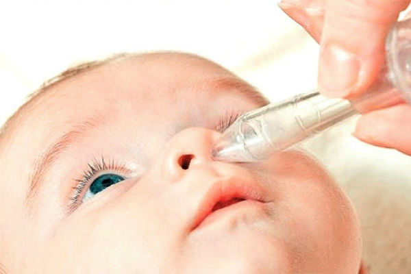 Как почистить нос новорожденному от соплей, применяя специальные средства и приспособления