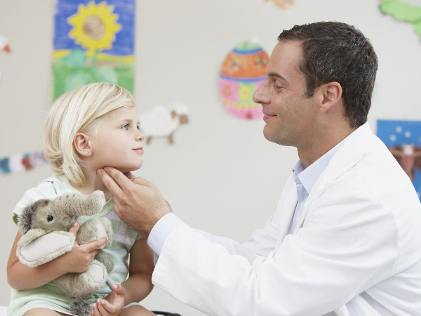 Лечение ларинготрахеита у детей: процедуры в домашних условиях и перечень препаратов