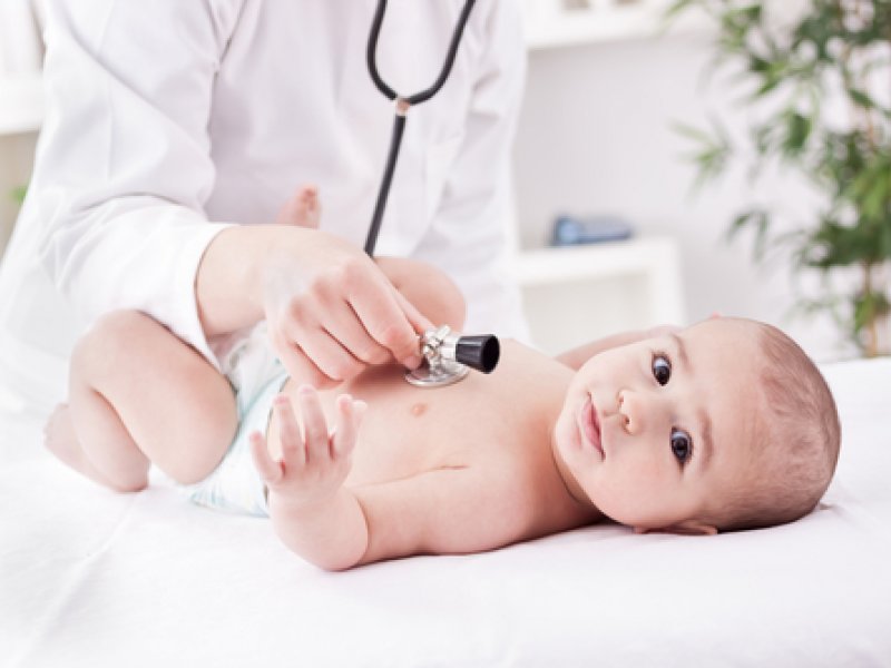 Физиологический насморк у новорожденного: причины, симптомы и лечение