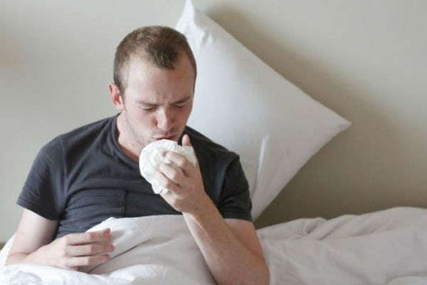 Мокрота в горле без кашля, причины постоянного недуга