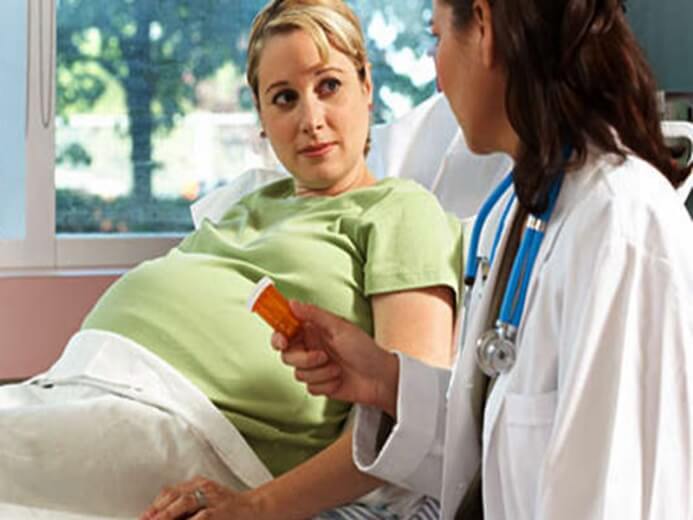 Лечение ангины при беременности должно проходить под пристальным присмотром лечащего врача