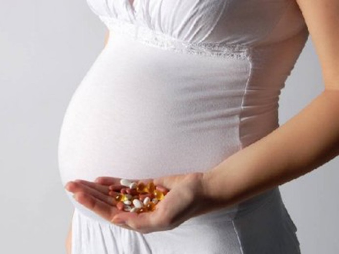Чем лечить ангину при беременности -  этот вопрос волнует многих будущих мам, ведь многие препараты категорически противопоказаны беременным женщинам