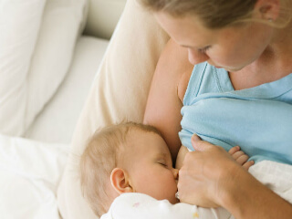 Как лечить простуду кормящей маме?