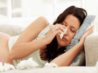 К симптомам аллергического ринита очень часто относят повышенное слезотечение.