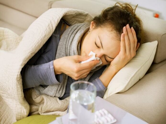 Чтобы отличить аллергический насморк от простудного, можно использовать антигистаминные препараты, и если они не помогают, значит, вы просто простудились.