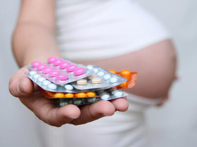Во время проявления вазомоторного ринита при беременности следует с осторожностью подходить к приему медикаментов.