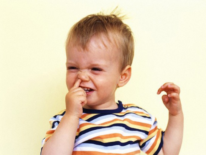 Насморк с кровью у ребенка часто возникает как следствие механических повреждений слизистой носа