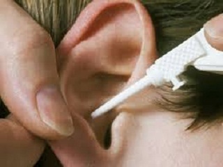 Пример правильного закапывания уха при отите