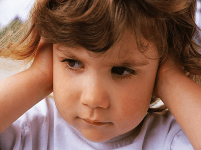 Следствием невылеченного экссудативного среднего отита у ребенка может стать глухота