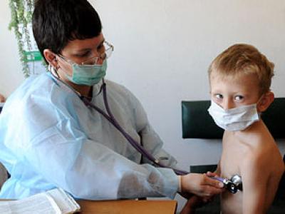 Ребенок с ринофарингитом на приеме у врача