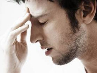 сильная головная боль в области лба и температура