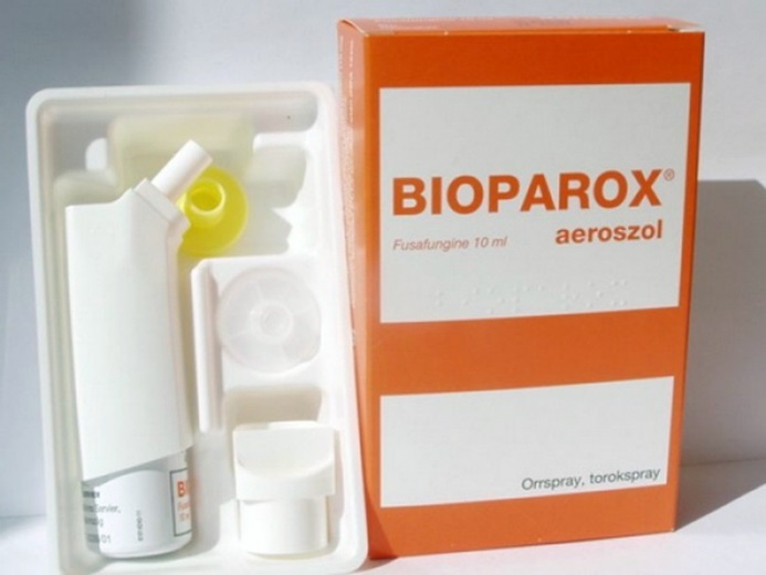 Препарат Биопарокс прост в использовании из-за удобной формы и упаковки